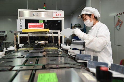 追風逐日 西部新能源基地建設策馬揚鞭，新興能源技術研發開啟綠色新篇章